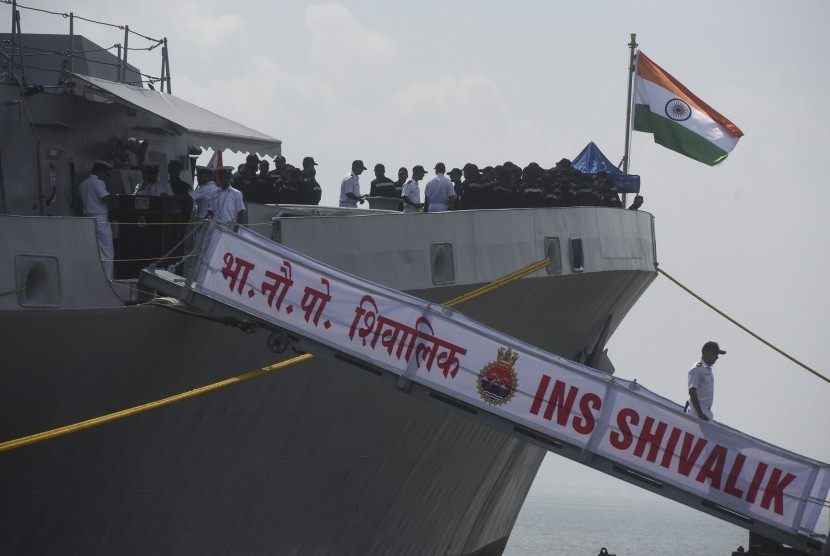 AL India Latihan Gabungan dengan Pasukan Kapal Induk AS. Aktivitas prajurit Angkatan Laut India di atas geladak Kapal Perang India INS Shivalik. Ilustrasi