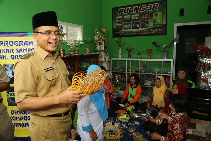  Aktivitas pengepakan pupuk organik di Kantor Bank Sampah dan Inovasi Persampahan Banyuwangi