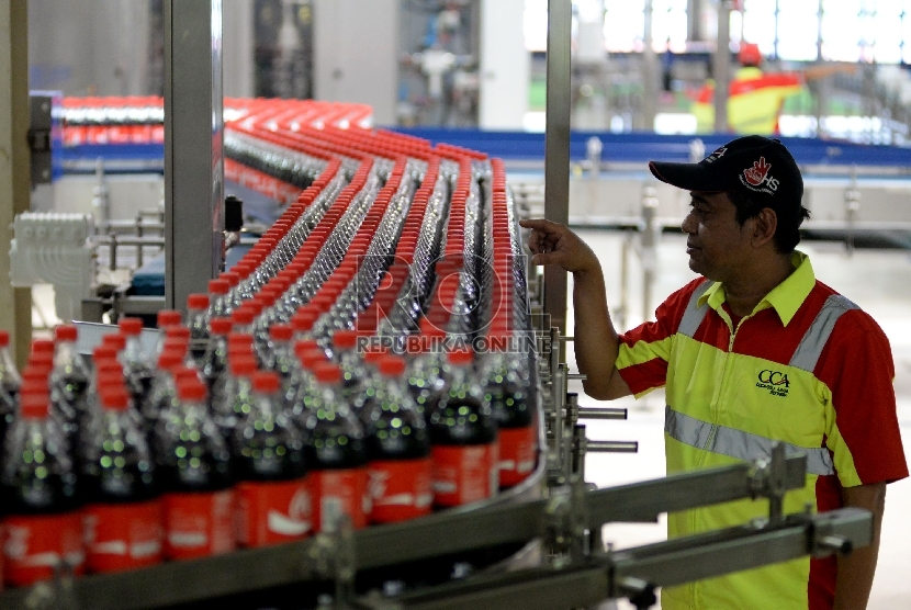 Aktivitas produksi minuman dalam kemasan botol di Pabrik Baru Coca-Cola Amatil Indonesia (CCAI), Cikedokan, Bekasi, Jawa Barat, Rabu (31/3).