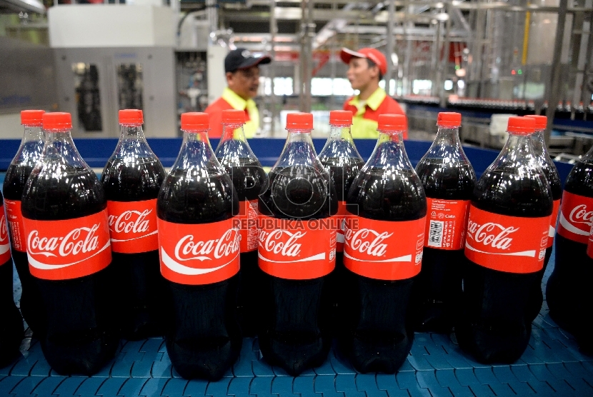 Aktivitas produksi minuman dalam kemasan botol di pabrik Coca-Cola Amatil Indonesia (CCAI) di Cikedokan, Bekasi, Jawa Barat.