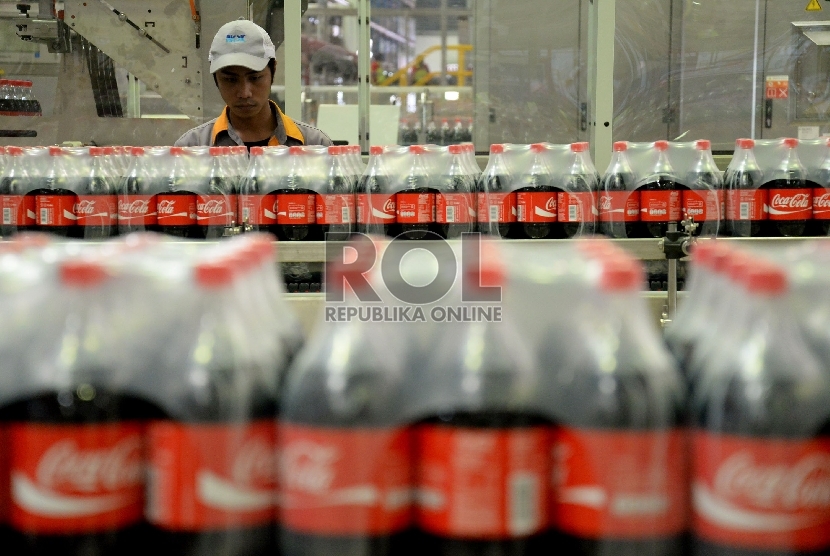 Aktivitas produksi minuman dalam kemasan botol Coca-Cola (ilustrasi).