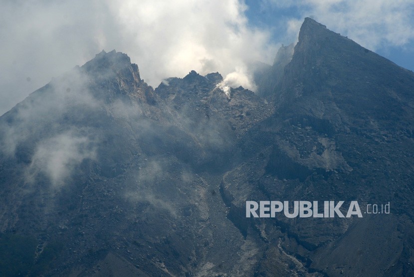 Aktivitas puncak Gunung Merapi mengeluarkan asap putih terlihat dari kawasan Kalitalang, Balerantai, Kemalang, Klaten, Jawa Tengah.
