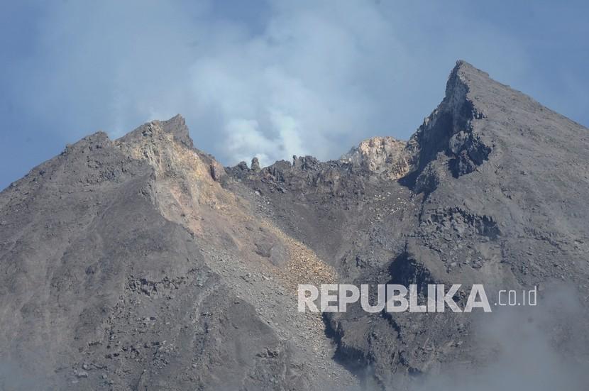 Aktivitas puncak Gunung Merapi mengeluarkan asap putih terlihat dari kawasan Kalitalang, Balerante, Kemalang, Klaten, Jawa Tengah, Kamis (24/12/2020). Berdasarkan data pengamatan Balai Penyelidikan dan Pengembangan Teknologi Kebencanaan Geologi (BPPTKG) periode (23/12/2020) untuk laju deformasi Gunung Merapi dari EDM Babadan sebesar 10 centimeter per hari dalam tiga hari dengan kegempaan guguran sebanyak 44, fase banyak 265, vulkanik dangkal 56, tetonik satu dan hembusan 65.