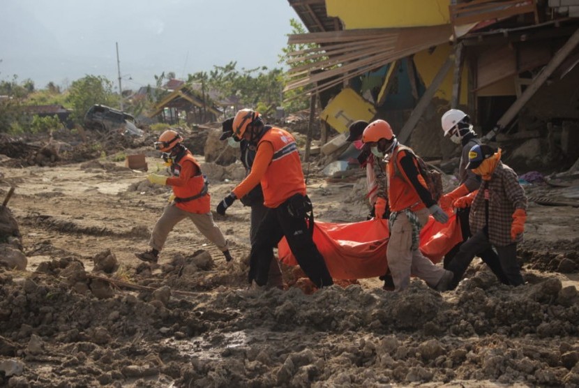 Aktivitas relawan Rumah Zakat membantu evakuasi korban di Petobo.