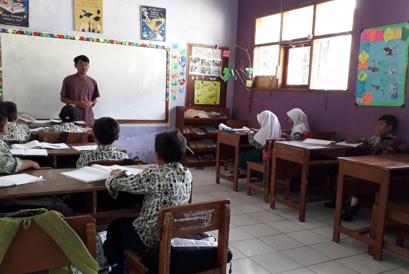 Aktivitas relawan Sekolah Literasi Indonesia.