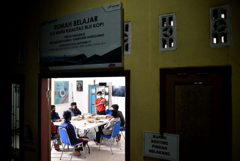 Aktivitas di Rumah Belajar di Desa Sukamaju, Tegal Rajo, Ulubelu, Tanggamus, Lampung.