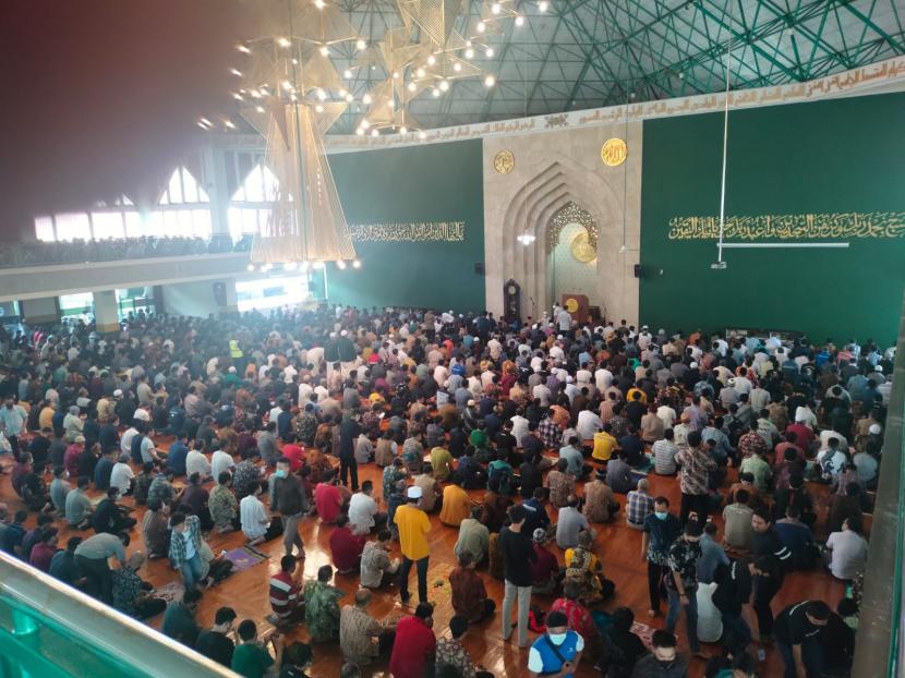 Aktivitas salat Jumat di Masjid Al Ukhuwah di Kota Bandung sudah menjalankan saf rapat, Jumat (11/3/2022). 