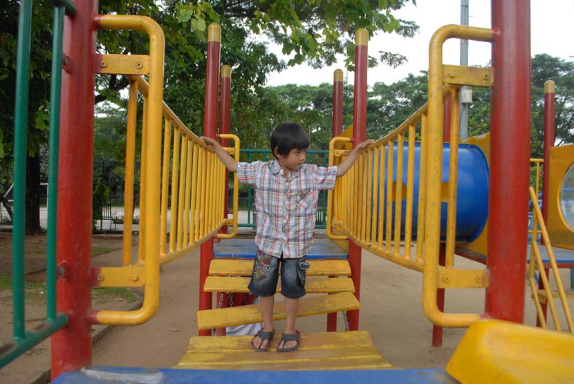 Aktivitas sejumlah anak bermain di Taman Menteng, Jakarta Pusat, Jumat (2/5).