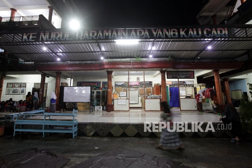 Aktivitas sejumlah santri di Pondok Pesantren Puteri Nurul Haramain, Nusa Tenggara Barat, Kamis (11/2).