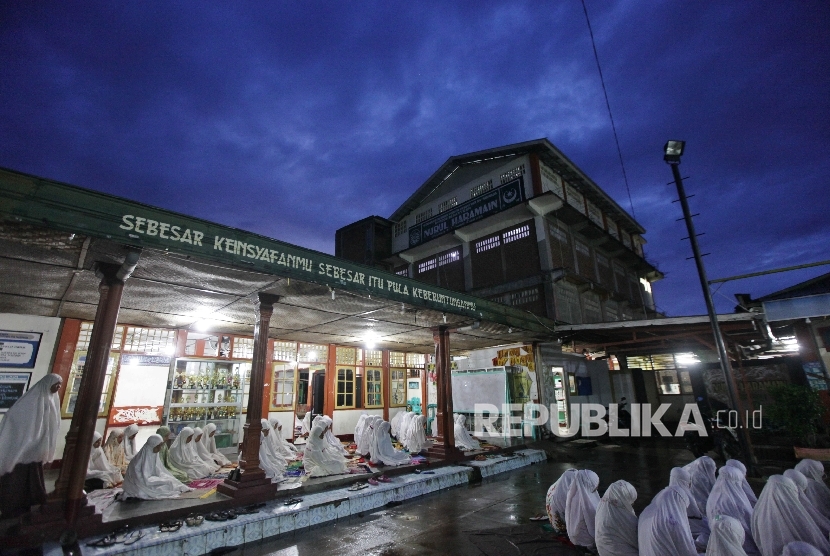 Aktivitas sejumlah santri di Pondok Pesantren Puteri Nurul Haramain, Nusa Tenggara Barat, Kamis (11/2).