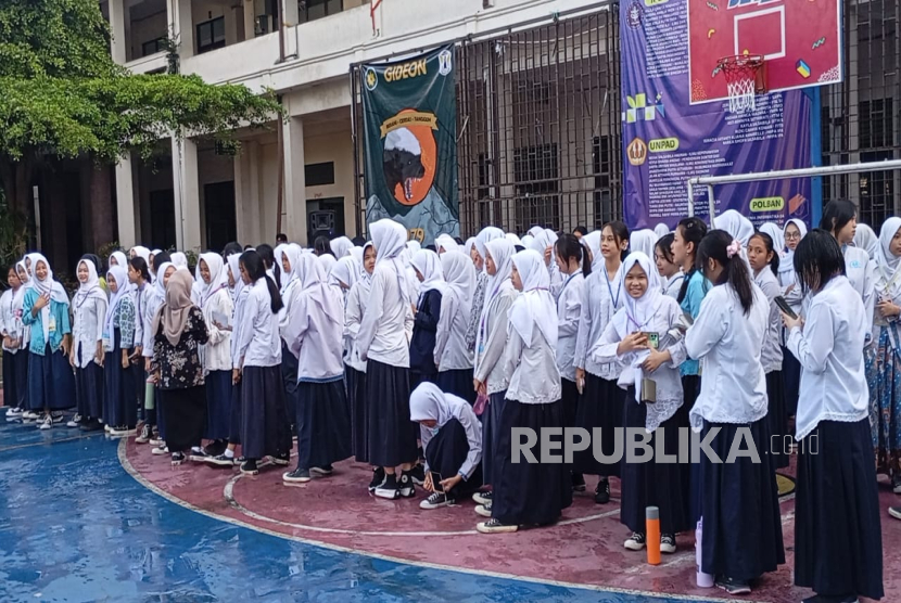 Aktivitas siswa dan siswi SMAN 1 Bandung datang ke sekolah saat masa pengenalan lingkungan sekolah (MPLS) di hari ke empat, Kamis (17/7/2025). 