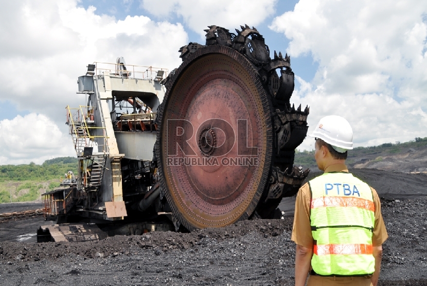   Aktivitas tambang Batu bara PT Bukit Asam (PTBA) Tbk di lokasi Unit Pertambangan Tanjung Enim, Sumatra Selatan (Sumsel).   (Republika/Maspril Aries(
