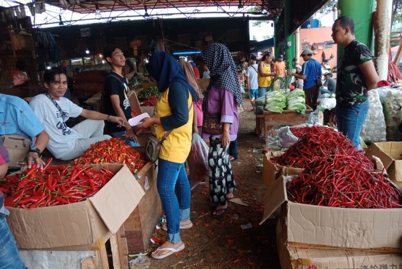 Aktivitas transaksi di Pasar Induk Kramat Jati, Jakarta Timur. Suku Dinas Pemadam Kebakaran (SudinDamkar)Jakarta Timur melakukan penyemprotan disinfektan terhadap 31 pasar tradisional di wilayah itu, Kamis (4/6).