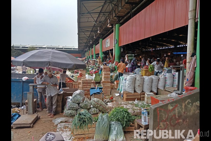 Aktivitas transaksi di Pasar Induk Kramat Jati, Jakarta Timur.