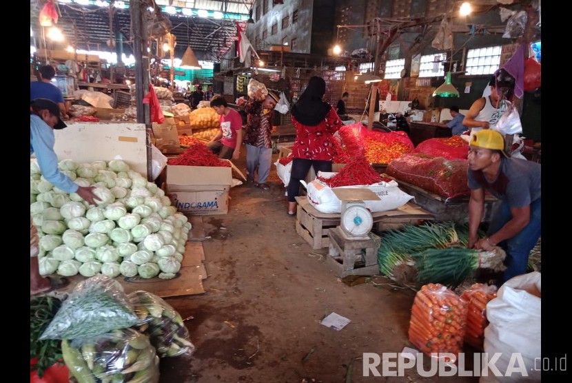 Aktivitas transaksi di Pasar Induk Kramat Jati, Jakarta Timur, pada Jumat (7/6) atau lebaran hari ketiga, mulai terlihat normal. Para pedagang mulai memenuhi kios-kios dagangannya. 