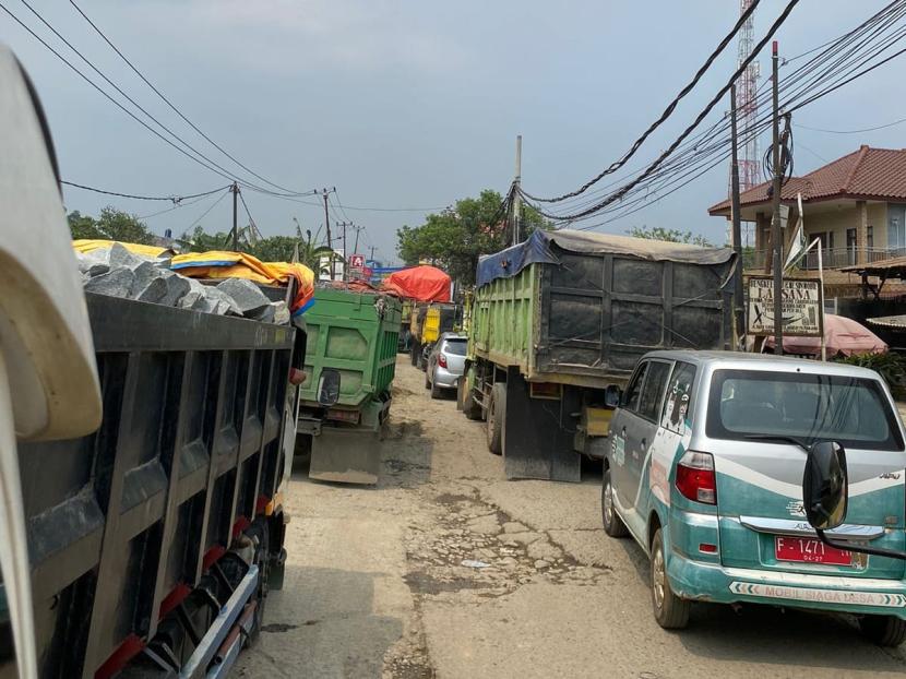Aktivitas truk tambak yang tak mengenal waktu berdampak pada rusaknya jalan di Parung Panjang.