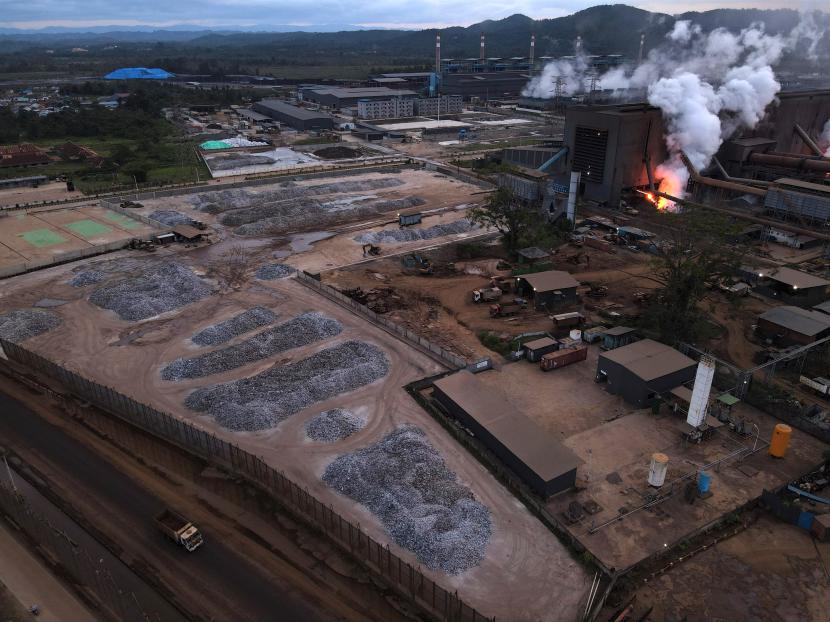 Aktivitas tungku smelter nikel di PT VDNI di kawasan industri di Kecamatan Morosi, Konawe, Sulawesi Tenggara, Jumat (9/9/2022). 