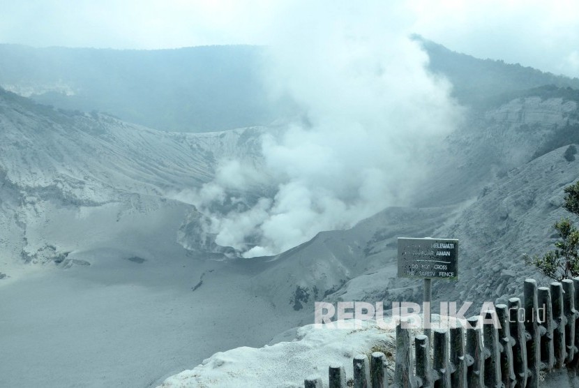 Aktivitas vulkanik kawah Tangkuban Parahu, Sabtu (27/7), setelah sebelumnya mengalami erupsi kecil, Jumat(26/7).
