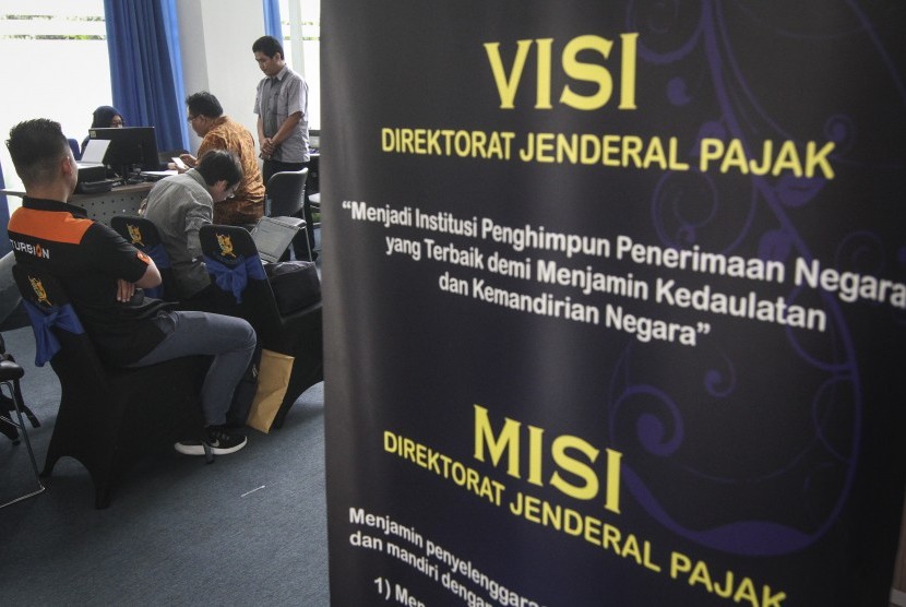 Aktivitas wajib pajak saat menyampaikan laporan di Kantor Pajak Pratama (KPP) Sudirman, Jakarta, Rabu (11/7).