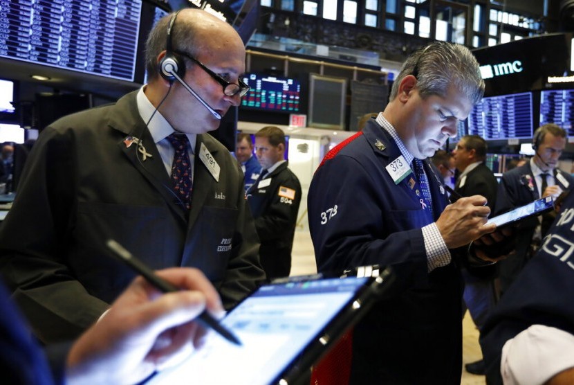 Saham-saham di Wall Street bervariasi pada akhir perdagangan Rabu (16/12), ketika para pelaku pasar mempertimbangkan pernyataan kebijakan terbaru Federal Reserve. Di sisi lain, pemerintah AS baru merilis data penjualan ritel yang lemah.