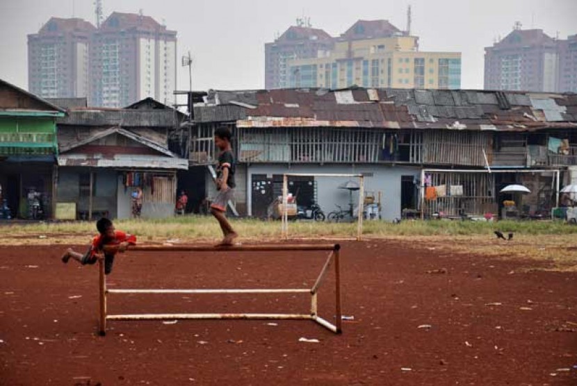 Aktivitas warga bantaran waduk Riario, Pedongkelan, Jakarta Timur.