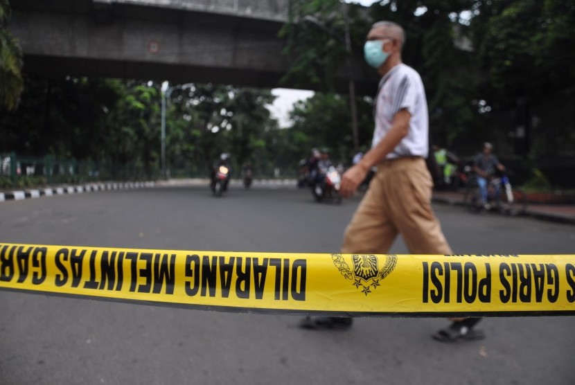 Aktivitas warga ditengah suasana lengang saat pengalihan arus lalulintas di Jalan Medan Merdeka Utara, Jakarta Pusat, Kamis (21/8). Pengalihan arus tersebut akibat massa pendukung tim Prabowo-hatta yang melakukan aksi unjuk rasa menjelang sidang putusan pe
