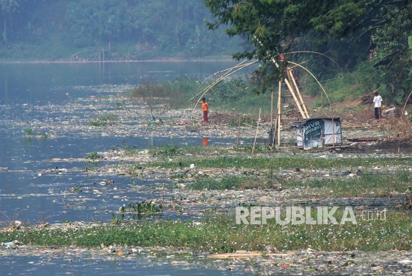 Aktivitas warga mencari ikan di Sungai Citarum, Batujajar, Kabupaten Bandung Barat, Senin (24/6).