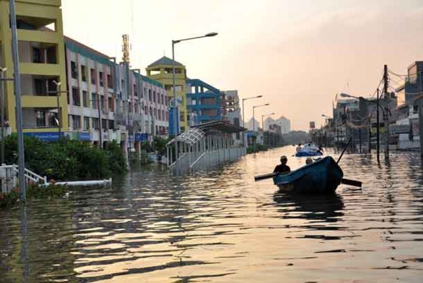 Aktivitas warga Pluit di tengah kepungan Banjir yang empat hari telah menggenangi kawasan mewah Pluit, Penjaringan, Jakarta Utara, Ahad (20/1). 