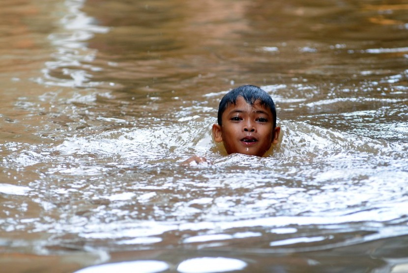 Aktivitas warga saat banjir masih merendam ratusan rumah mereka di kawasan Kampung Melayu, Kampung Pulo, Jakarta Timur, Rabu (4/4). (Republika/Prayogi)