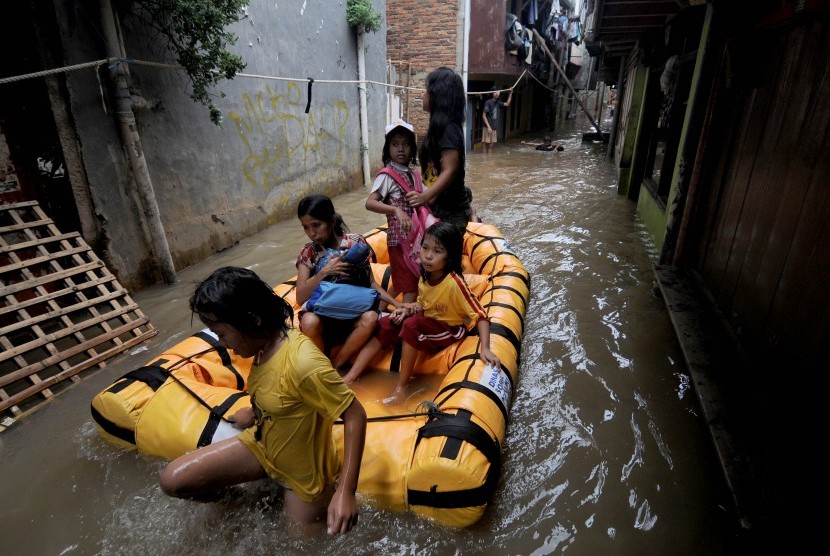 Aktivitas warga saat banjir masih merendam ratusan rumah mereka di kawasan Kampung Melayu, Kampung Pulo, Jakarta Timur, Rabu (4/4). (Republika/Prayogi)