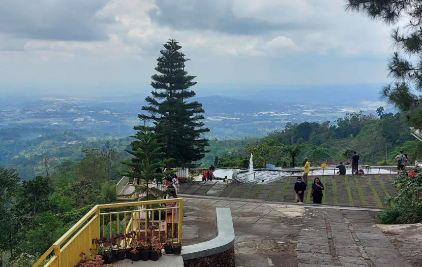 Aktivitas wisata di kawasan obyek wisata Umbul Sidomukti, Kecamatan Bandungan, Kabupaten Semarang kembali menggeliat, setelah diberikan kelonggaran dengan ketentuan pembatasan jumlah pengunjung, Ahad (12/9).