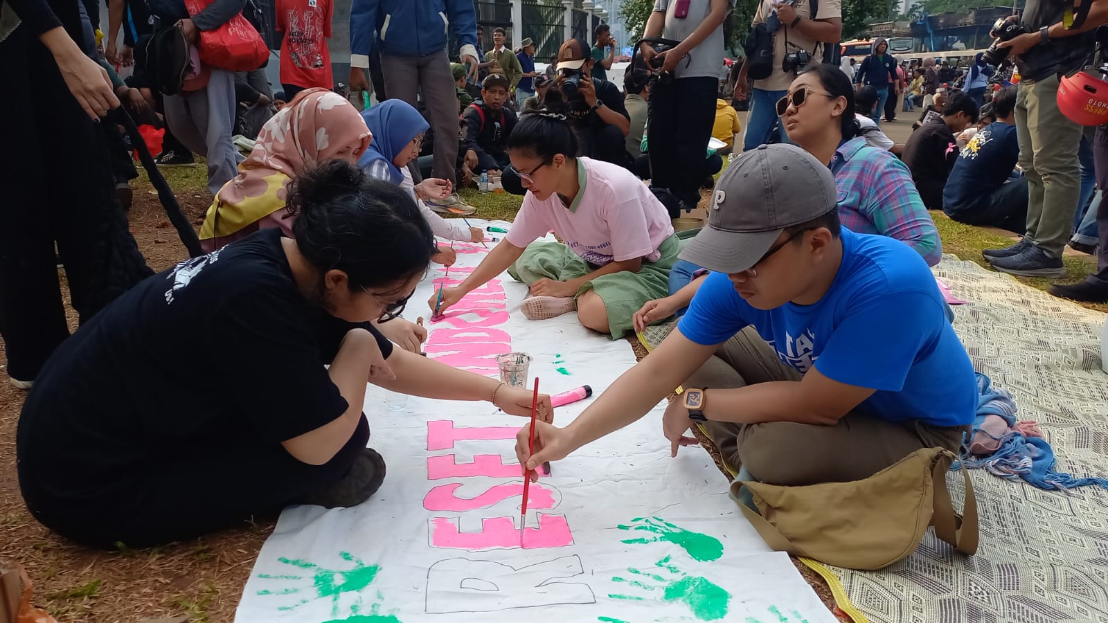 Aktivitas yang dilakukan sejumlah massa aksi di depan Gedung DPR, Jumat (5/9/2025). Aksi yang digelar mahasiswa dan masyarakat dengan tema piknik itu berlangsung damai hingga Jumat sore. 