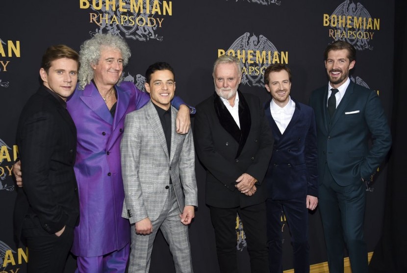 Aktor Allen Leech (kiri), musisi Brian May, aktor Rami Malek, musisi Roger Taylor, aktor Joe Mazzello, dan aktor Gwilym Lee saat premier film Bohemian Rhapsody di The Paris Theatre, New York, 30 Oktober 2018.