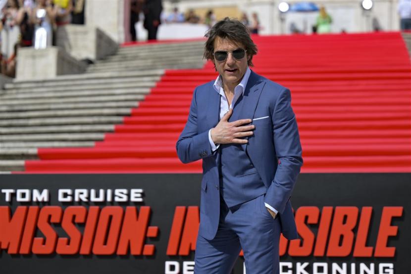 Aktor Amerika Serikat, Tom Cruise, berpose di sesi pemotretan peluncuran film Mission: Impossible - Dead reckoning Part 1 di Spanish Steps, Piazza di Spagna, Roma, Italia, 19 Juni 2023.