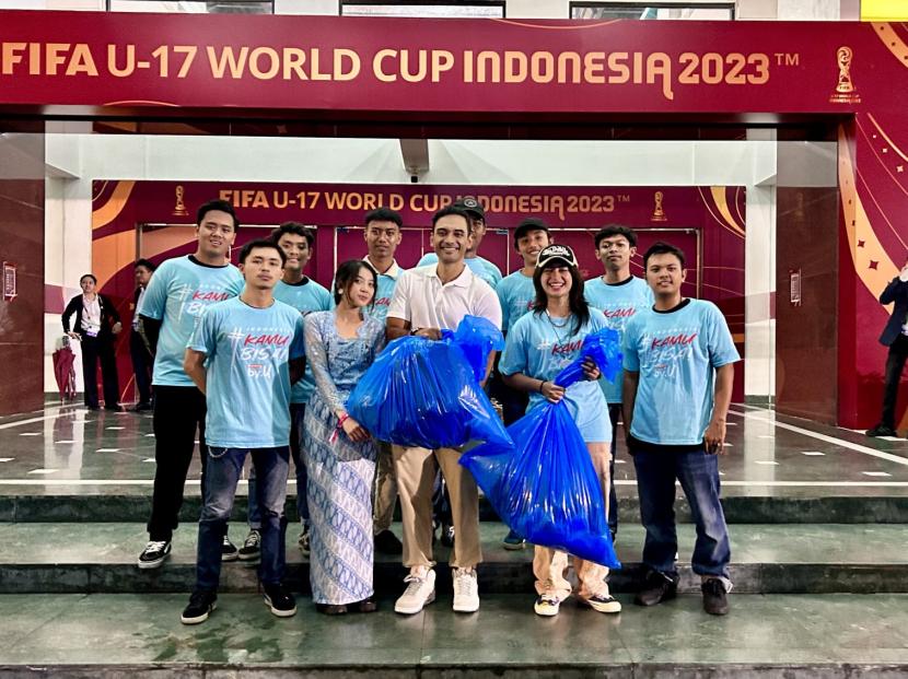 Aktor Ario Bayu pimpin bersih-bersih Stadion Bung Tomo Surabaya, bersama Gadis Kresek dan tim komunitas Anak by.U