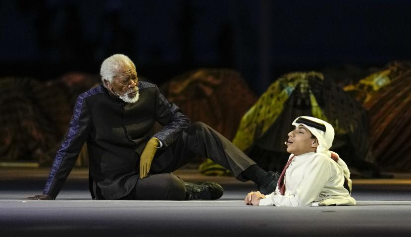 Aktor AS Morgan Freeman (kiri) duduk di atas panggung di sebelah Duta Besar Piala Dunia FIFA Ghanim Al Muftah, pada upacara pembukaan sebelum Piala Dunia, pertandingan sepak bola grup A antara Qatar dan Ekuador di Stadion Al Bayt di Al Khor, Ahad, 20 November 2022.