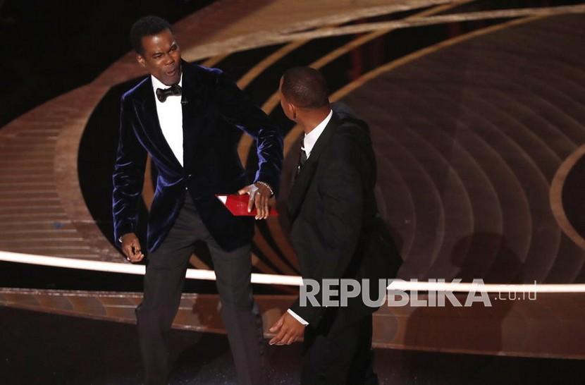  Aktor AS Will Smith (kanan) menampar aktor AS Chris Rock dalam upacara Academy Awards tahunan ke-94 di Dolby Theatre di Hollywood, Los Angeles, California, AS, 27 Maret 2022. Oscar diberikan atas upaya individu atau kolektif yang luar biasa dalam pembuatan film dalam 24 kategori. 