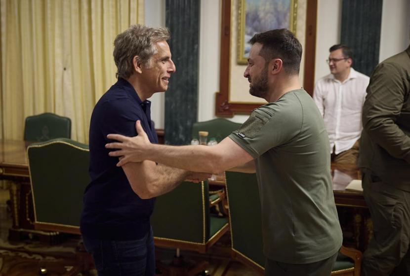Aktor Ben Stiller berjumpa dengan Presiden Ukraina Volodymyr Zelenskyy sebagai goodwill ambassador Komisioner Tinggi Perserikatan Bangsa-Bangsa untuk Pengungsi (UNHCR), Senin (20/6/2022).