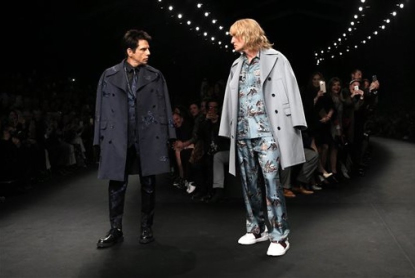 Aktor Ben Stiller dan Owen Wilson saat menjadi model untuk koleksi Valentino di Paris Fashion Week, Selasa (10/3).