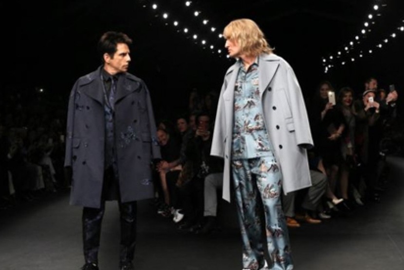 Aktor Ben Stiller, kiri, dan Owen Wilson mengenakan kreasi musim gugur/dingin 2015/2016 oleh Valentino dalam Paris Fashion Week, Paris, Perancis (10/3).