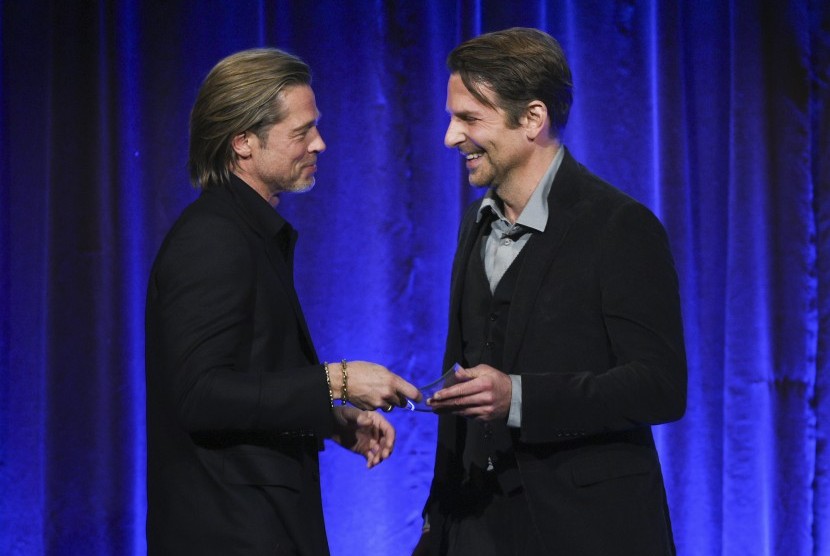  Aktor Brad Pitt (kiri) menerima penghargaan Aktor Pendukung Terbaik untuk 