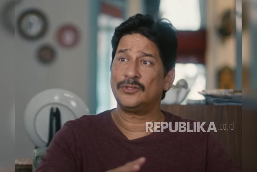 Aktor Bucek Depp dalam film  GJLS: Ibuku Ibu-Ibu. Dalam film ini, Bucek menyanyikan lagu dangdut berjudul Feromon karya Orkes Pensil Alis.