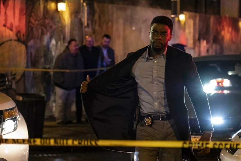 Pemeran Black Panther Chadwick Boseman memerankan tokoh utama di film laga 21 Bridges. 