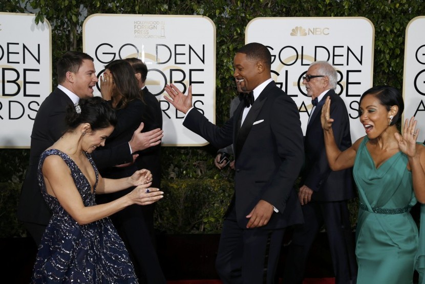 Aktor Channing Tatum dan Jenna Dewam-Tatum bertemu dengan sesama bintang Will Smith dan istrinya Jada Pinkett-Smith di ajang Golden Globe Award ke 73 di Beverly Hills, Senin (11/1).