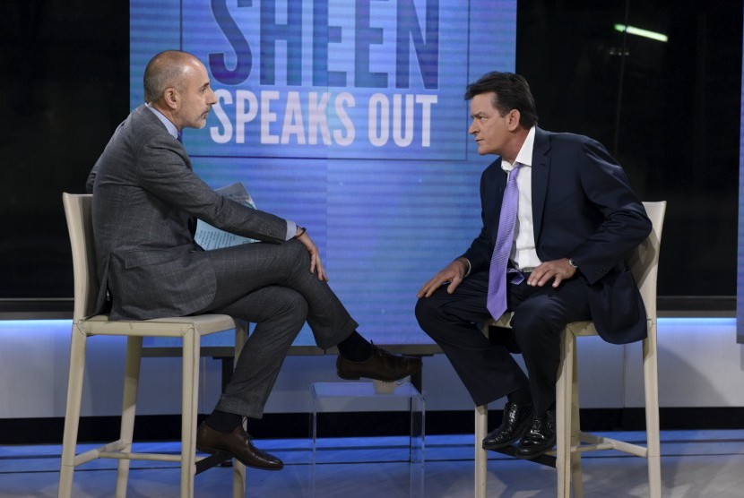 Aktor Charlie Sheen saat mengakui mengenai HIV positifnya lewat wawancara dengan Matt Lauer di saluran NBC, Selasa (17/11).