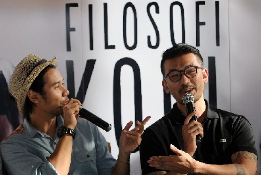 Aktor Chicco Jerikho (kiri) dan Rio Dewanto (kanan). Chicco mengatakan, syuting Filosofi Kopi 3 dijadwalkan berlanjut pada September 2020.