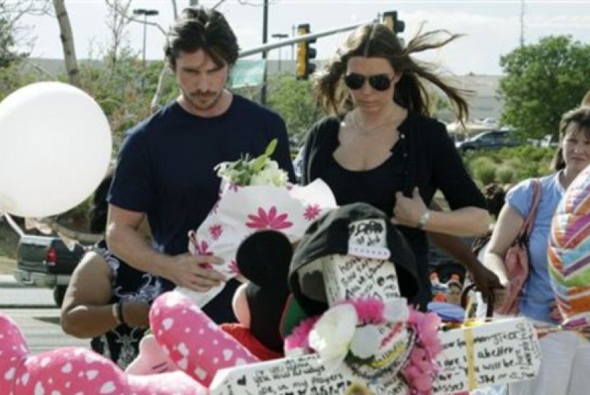 Aktor Christian Bale dan istrinya Sibi Blazic mengunjungi lokasi penembakan di Aurora, Colorado (24/7).