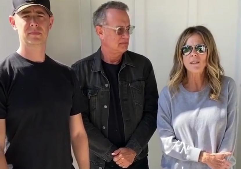 Aktor Colin Hanks dan ayah ibunya, yakni Tom Hanks, dan Rita Wilson. Lewat akun Instagram-nya, Colin membagikan tutorial cara membuat masker dari saputangan. 