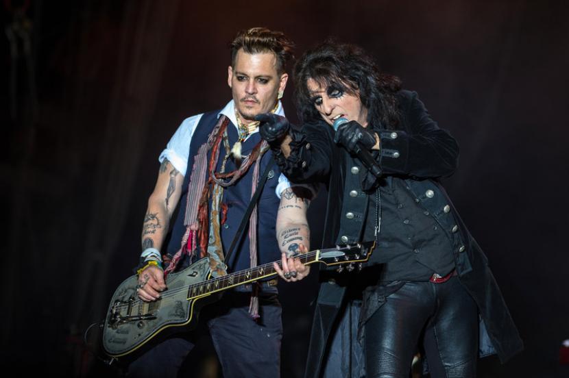 Aktor dan musisi Johnny Depp (kiri) dan penyanyi singer Alice Cooper dari band Hollywood Vampires tampil di Herborn, Jerman, 29 Mei 2016. Band yang terbentuk pada 2015 itu akan mengelar tur di Eropa pada 2023.