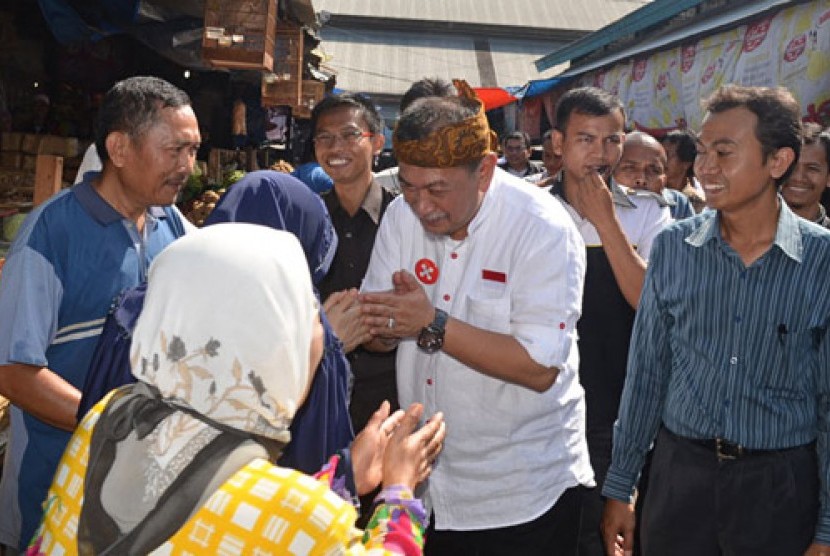 Aktor dan seniman yang juga Cawagub Jawa Barat, Deddy Mizwar bersilaturahmi dengan masyarakat di pasar induk Cikurubuk kota Tasikmalaya, Jabar, Rabu (12/12).
